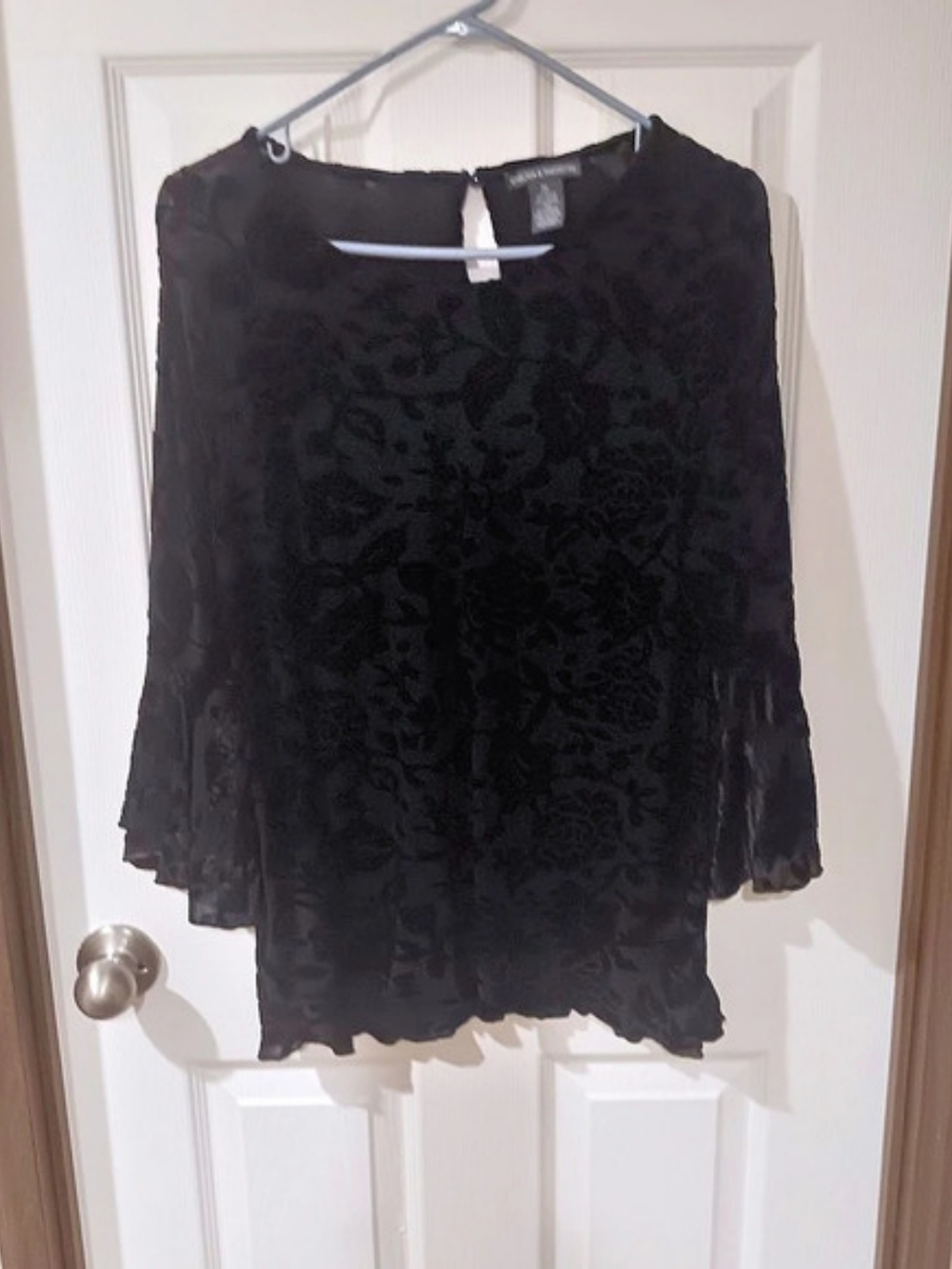 Chloe & Theodore Floral Bell Sleeve Blouse in Black XL Like New